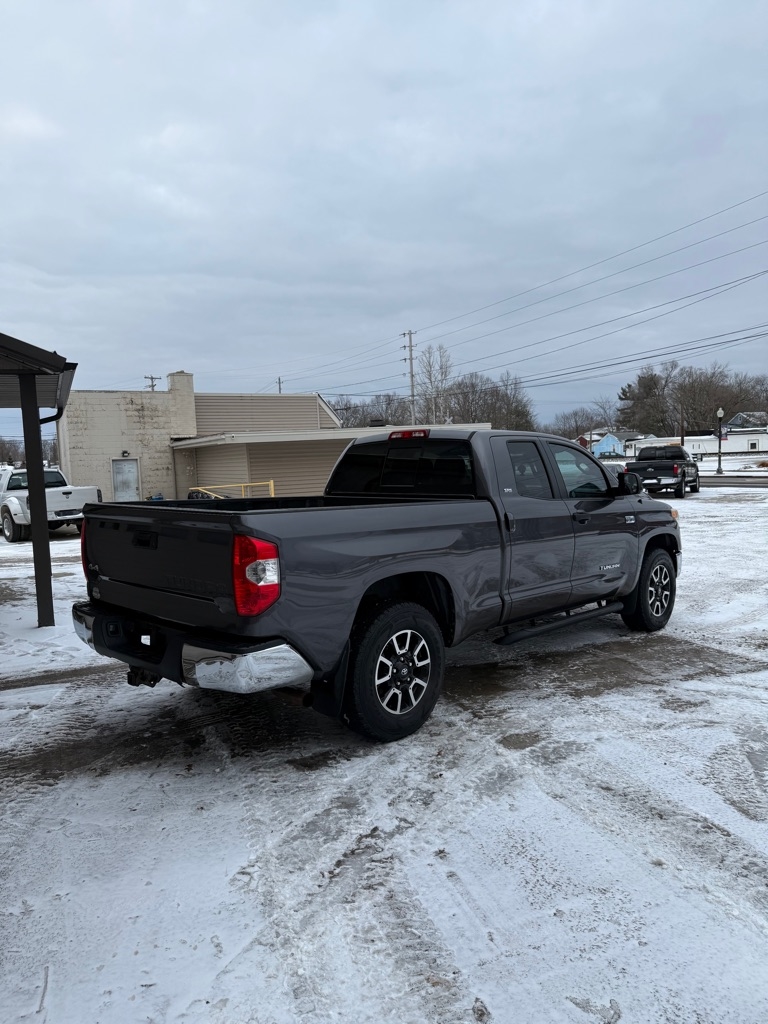 Toyota Tundra SR5 5.7L V8 Double Cab 4WD 2017