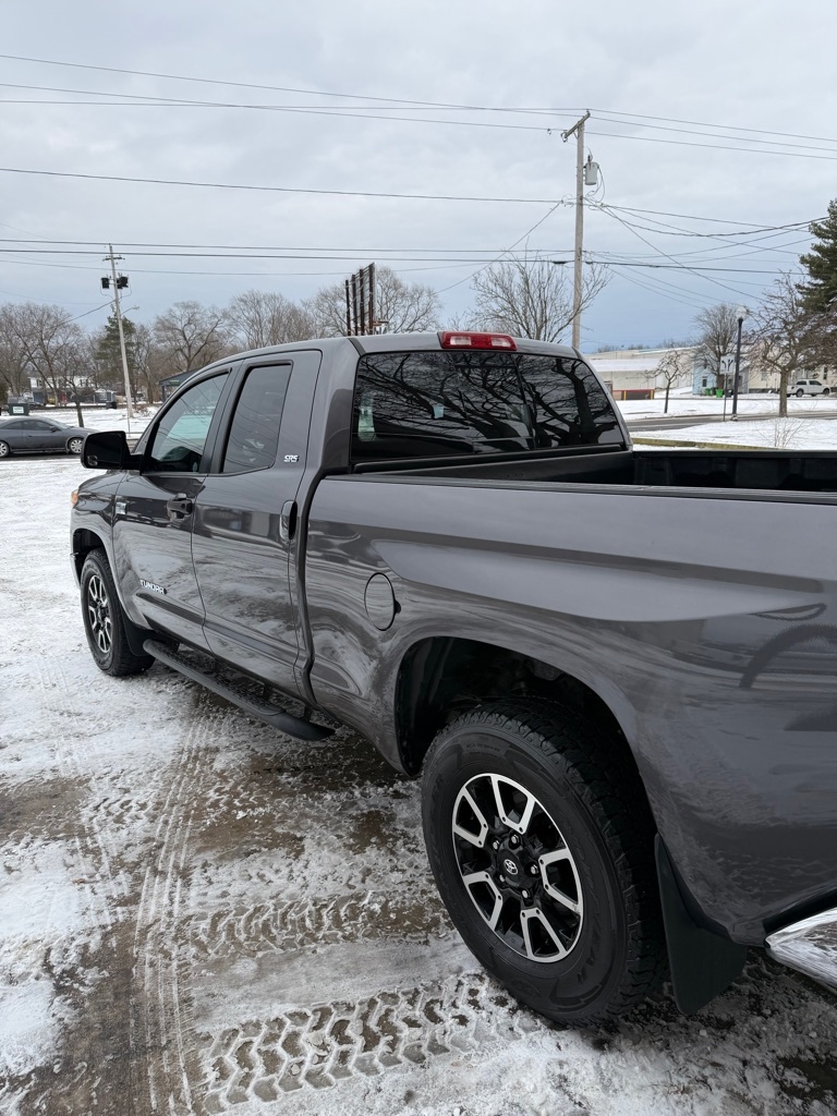 Toyota Tundra SR5 5.7L V8 Double Cab 4WD 2017