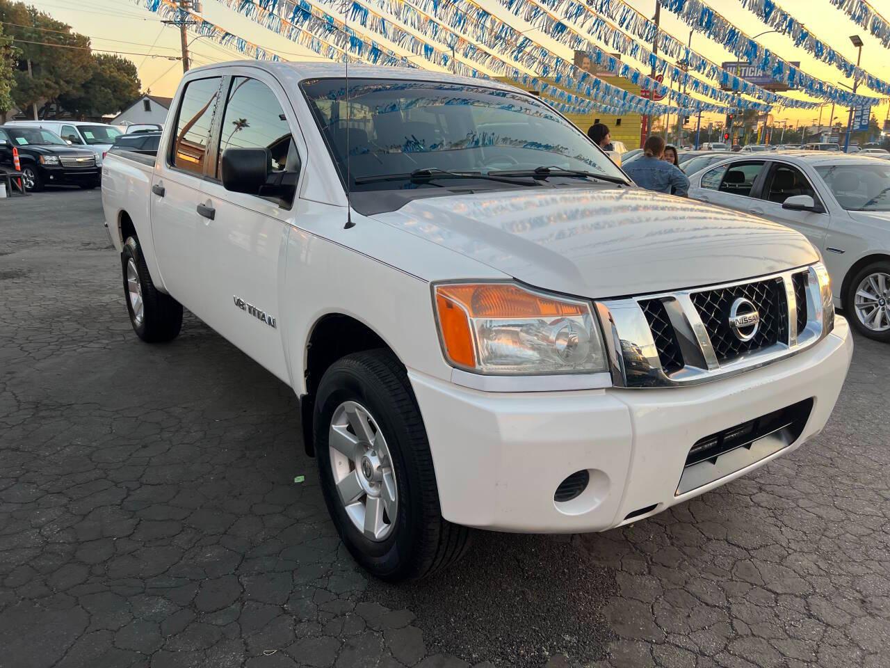 Nissan Titan XE Crew Cab 4WD SWB 2009