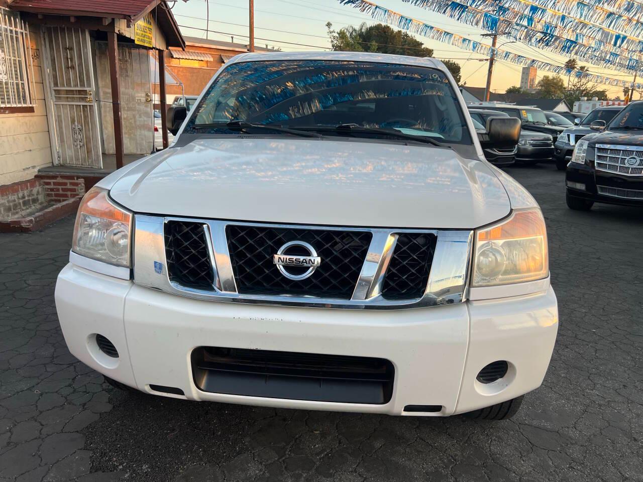 Nissan Titan XE Crew Cab 4WD SWB 2009