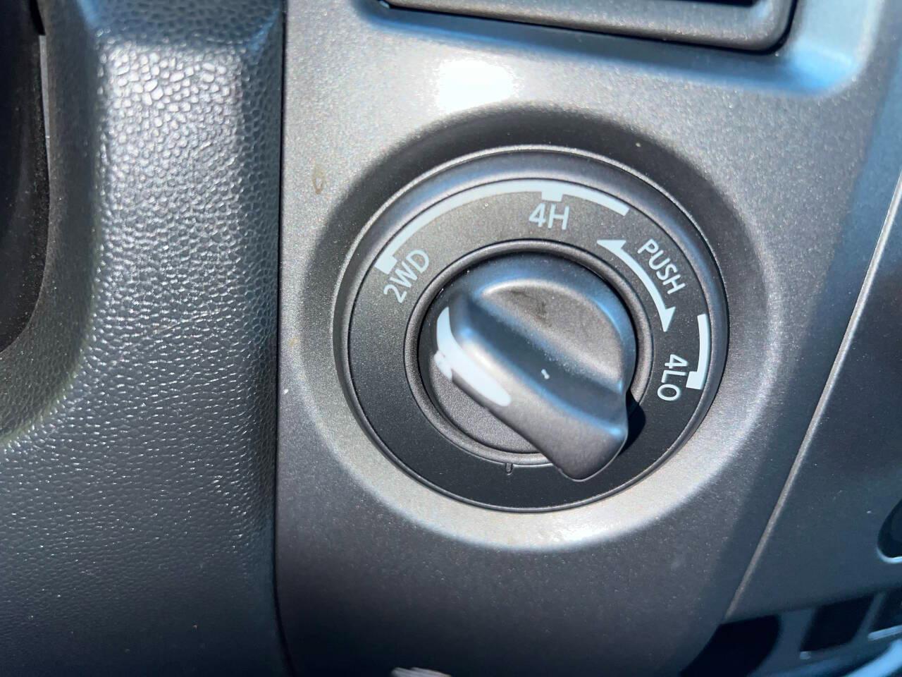 Nissan Titan XE Crew Cab 4WD SWB 2009