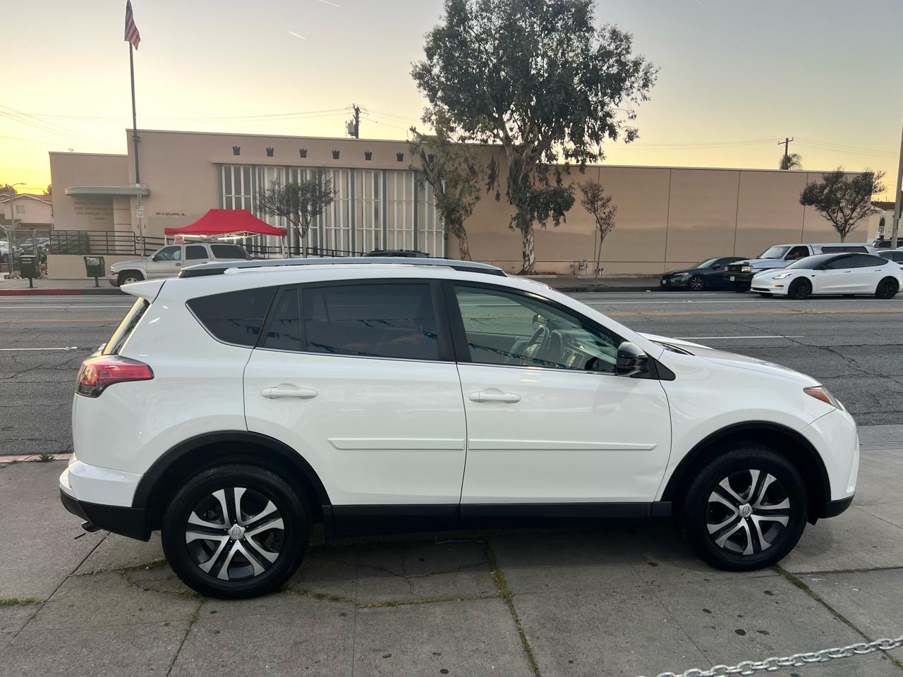 Toyota RAV4 LE FWD 2018