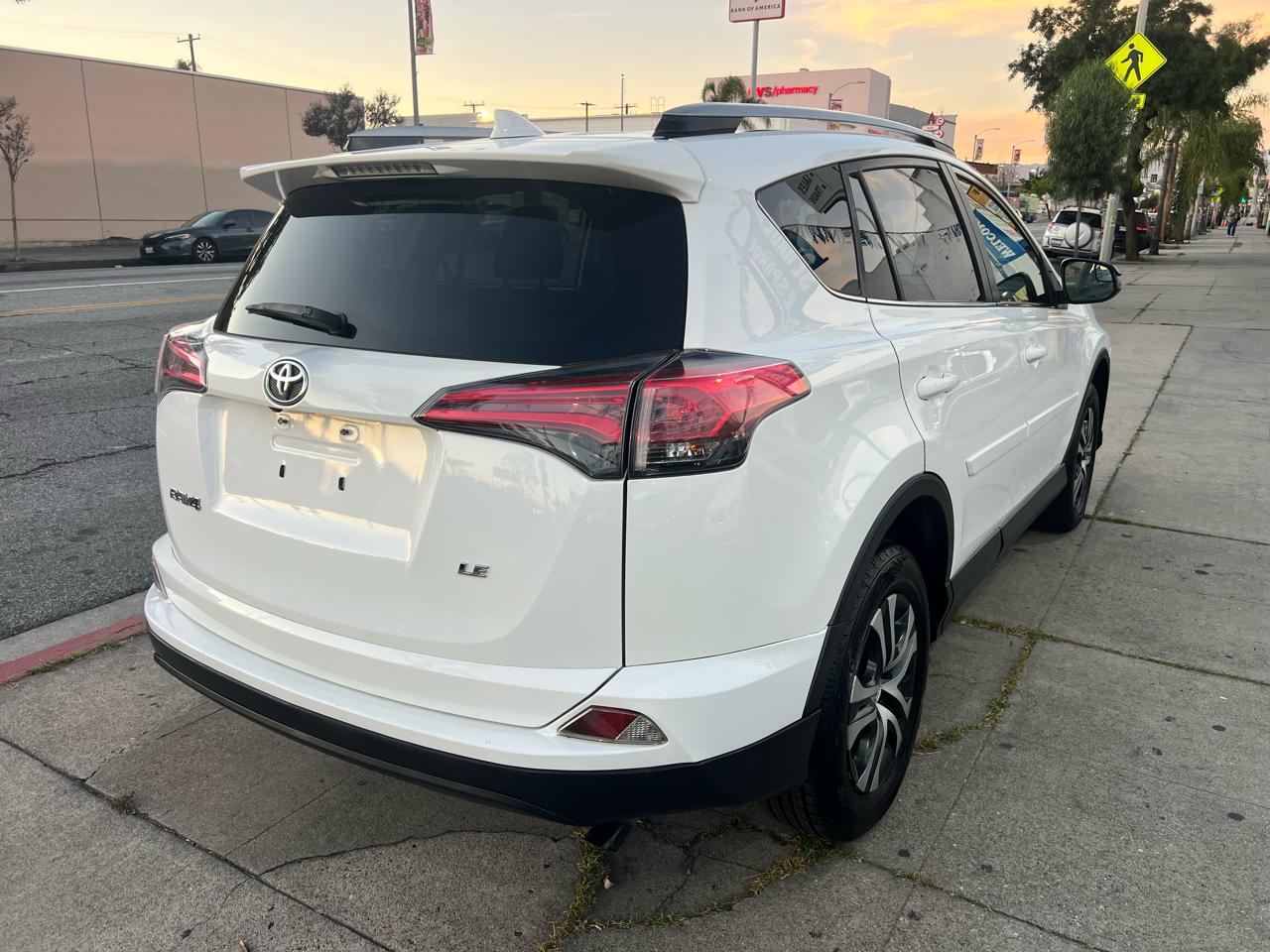 Toyota RAV4 LE FWD 2018