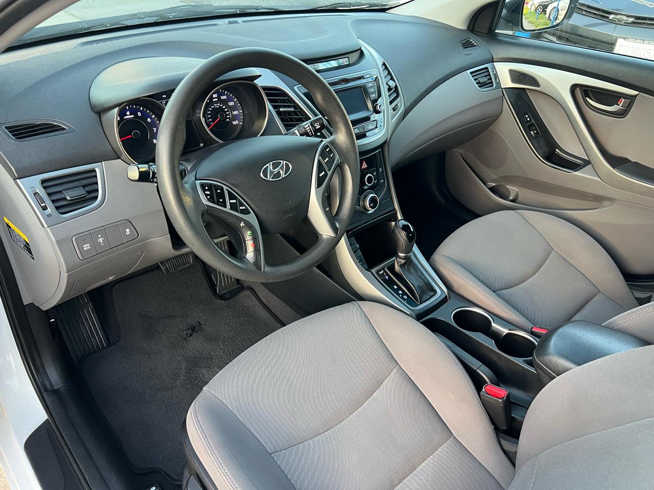 Hyundai Elantra SE 6AT 2016