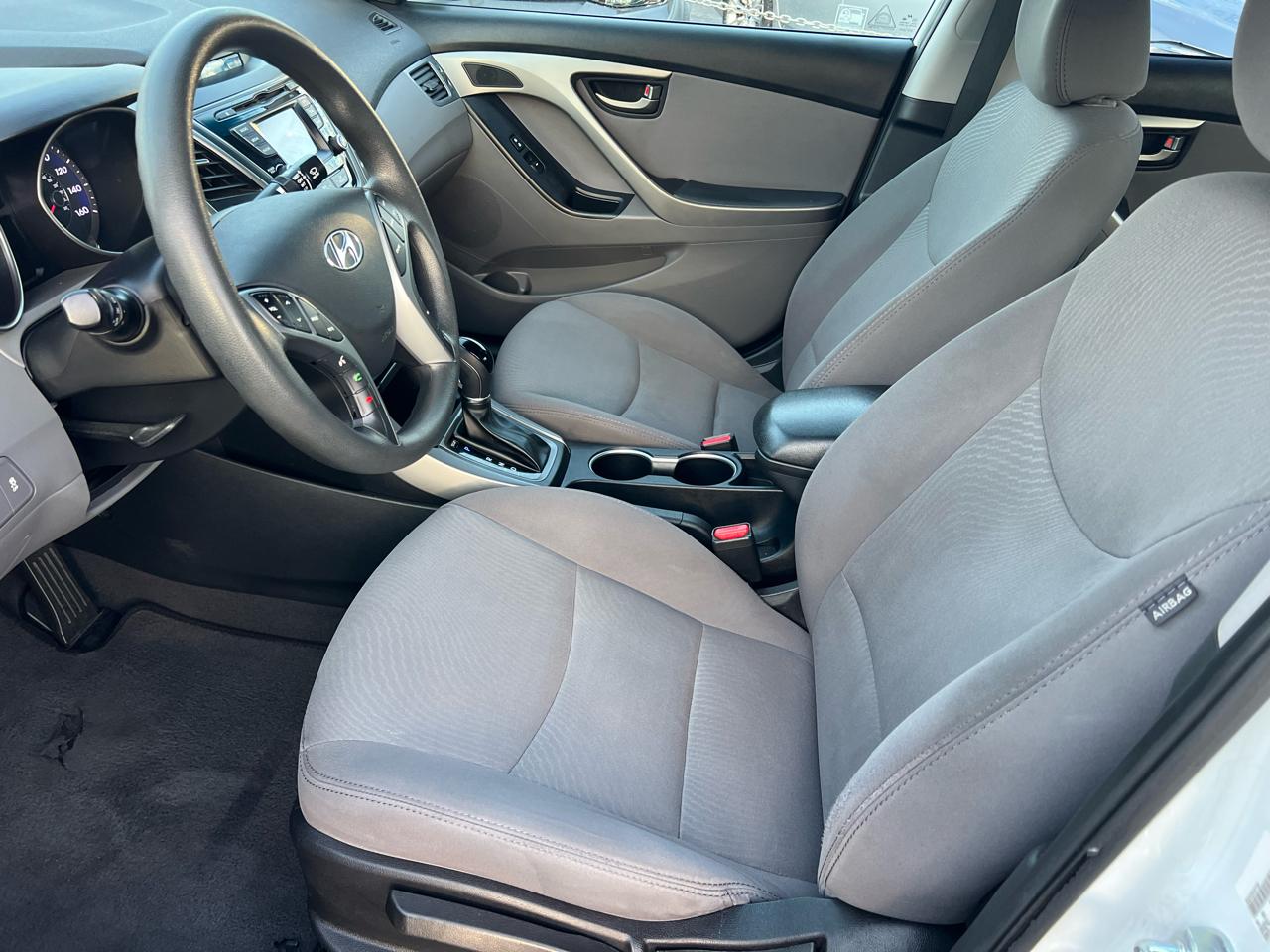 Hyundai Elantra SE 6AT 2016