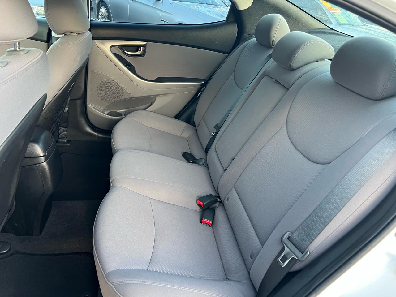 Hyundai Elantra SE 6AT 2016