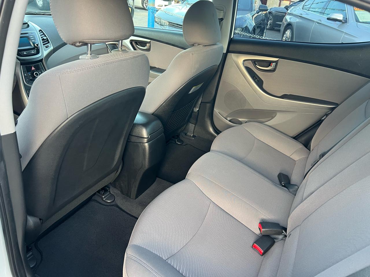 Hyundai Elantra SE 6AT 2016