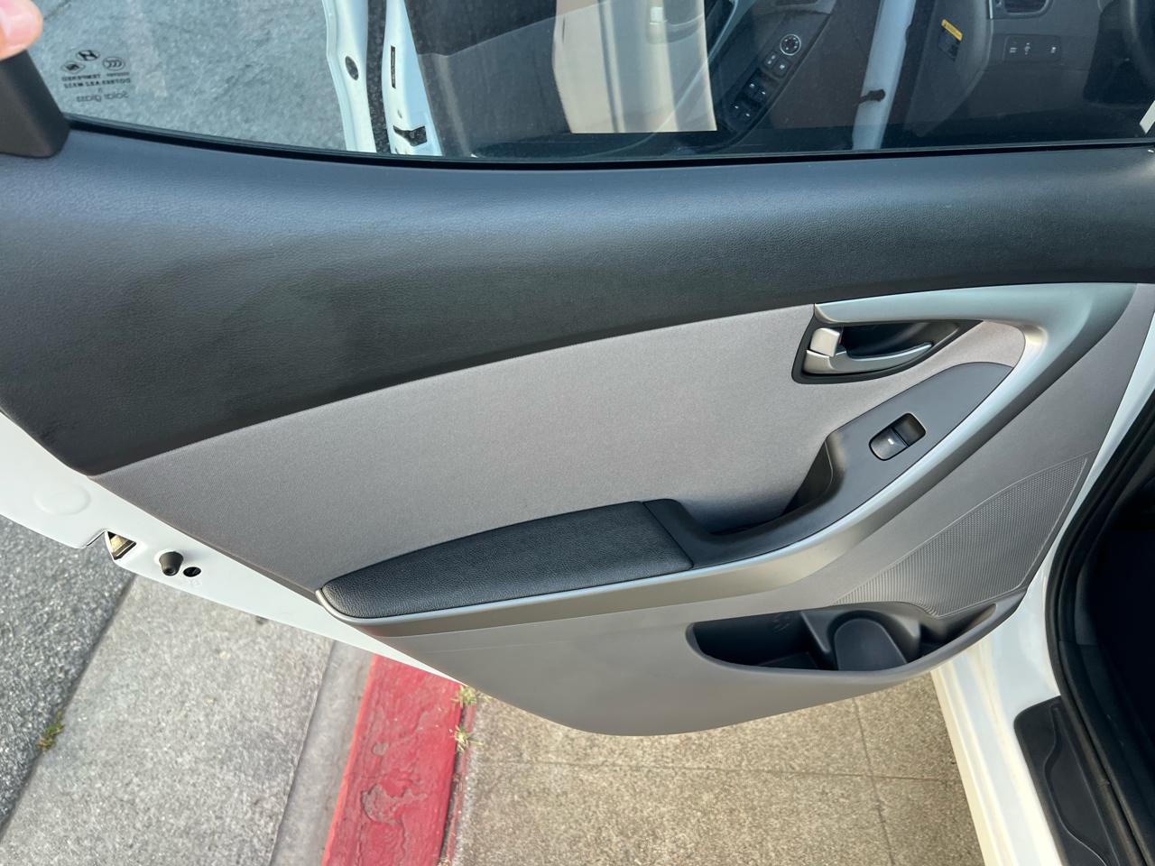 Hyundai Elantra SE 6AT 2016