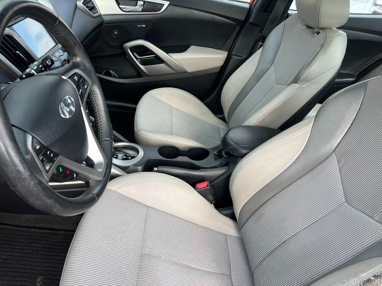 Hyundai Veloster Base 2013
