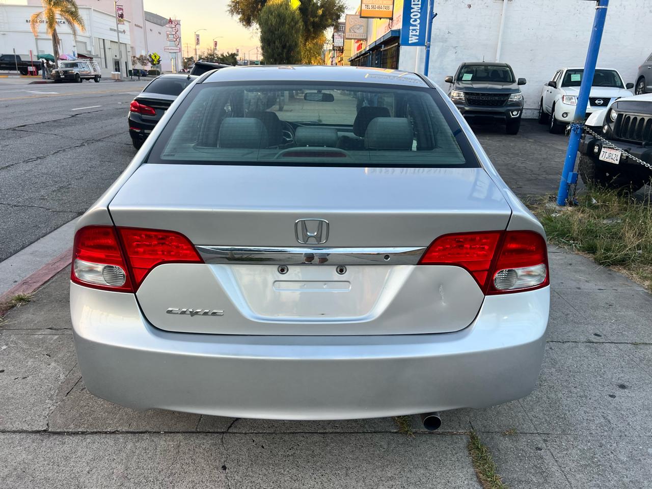 Honda Civic DX-VP Sedan 5-Speed AT 2011
