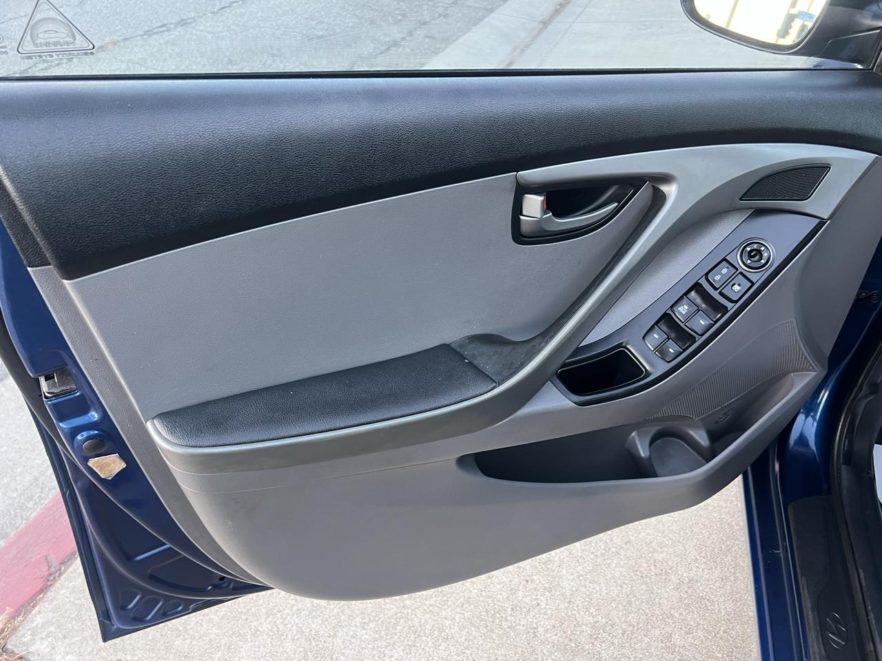 Hyundai Elantra SE 6AT 2016