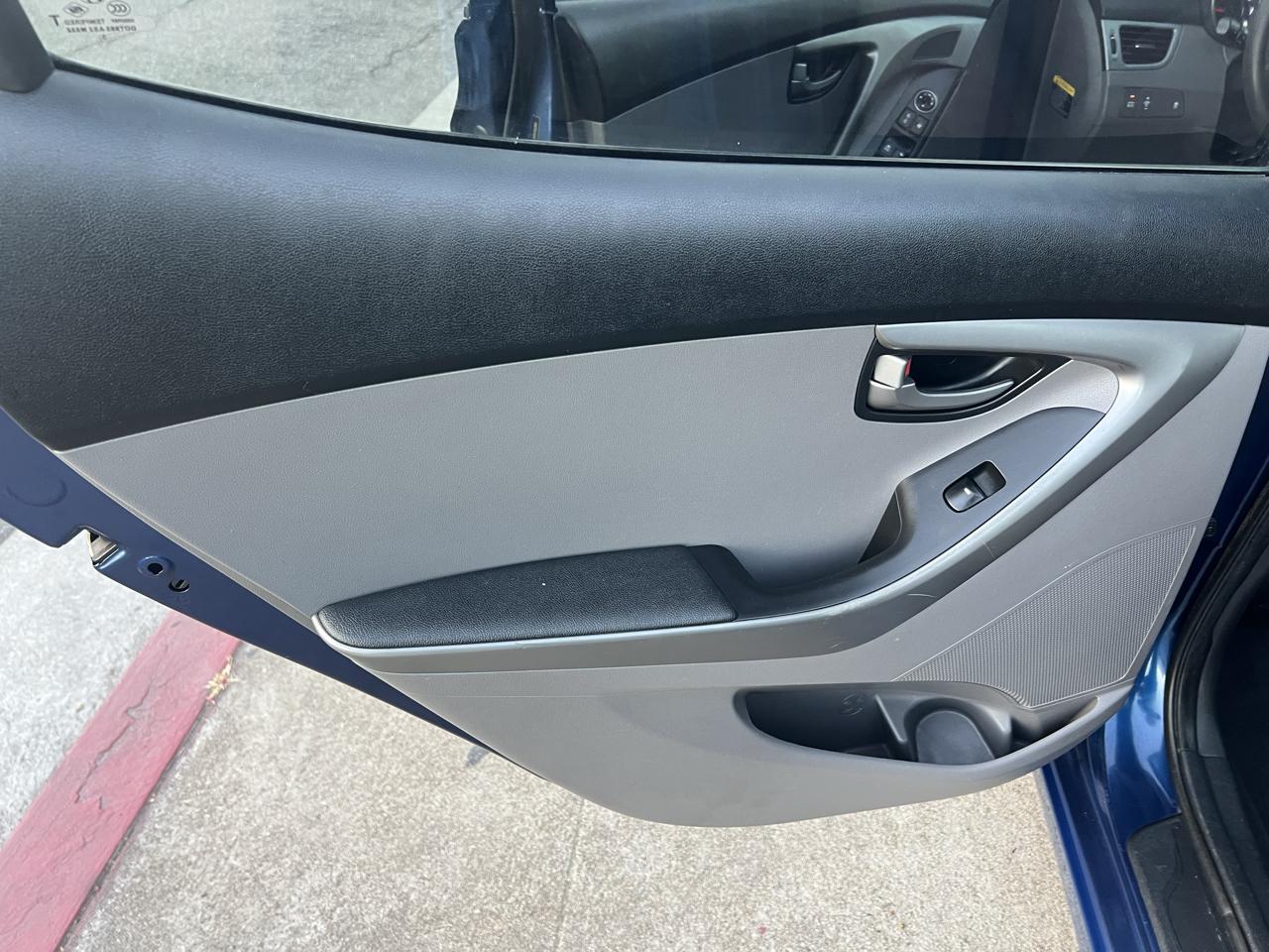 Hyundai Elantra SE 6AT 2016