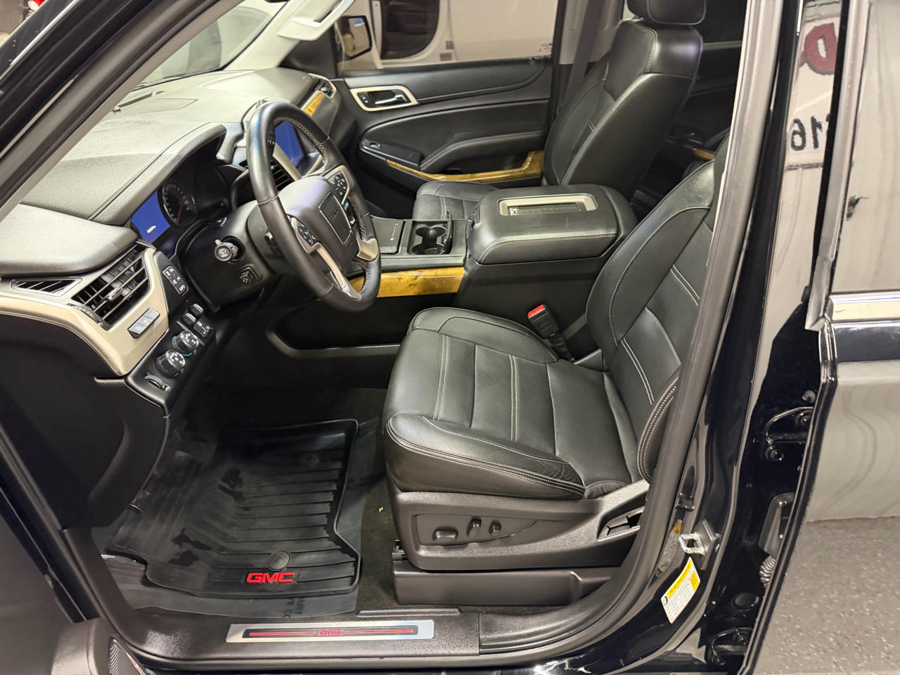 GMC Yukon Denali 4WD 2017