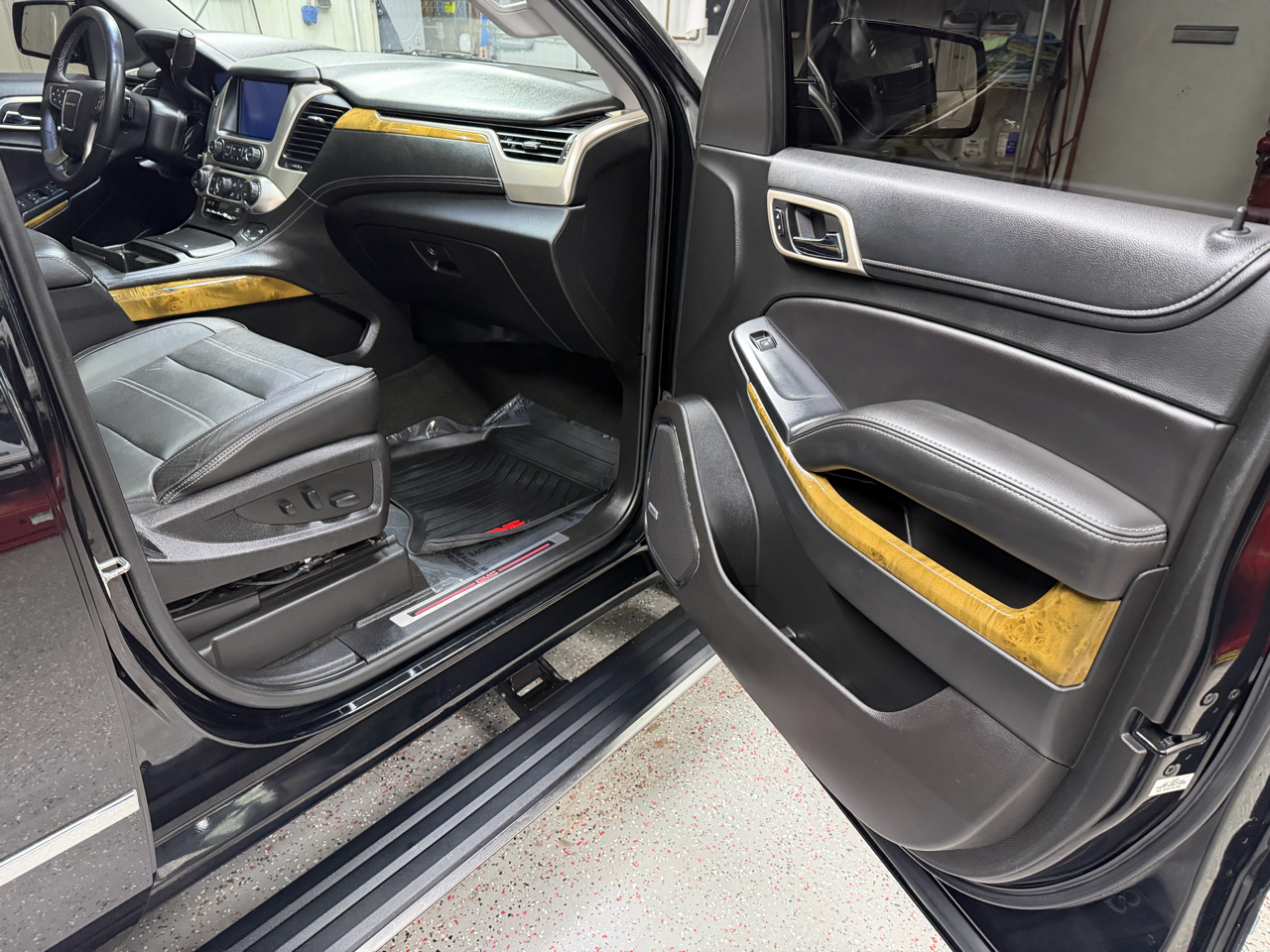 GMC Yukon Denali 4WD 2017