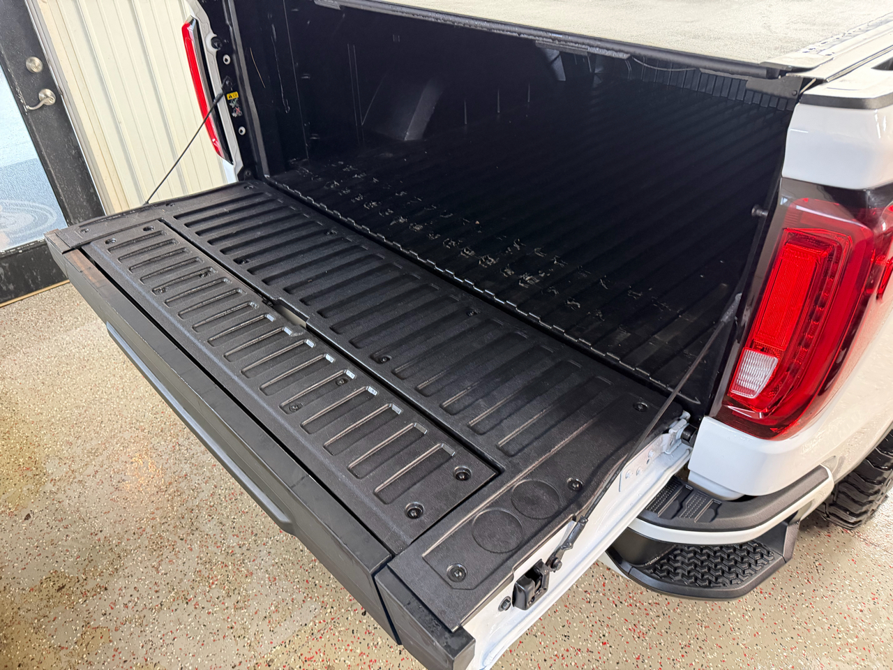 GMC Sierra 1500 AT4 Crew Cab Short Box 4WD 2021