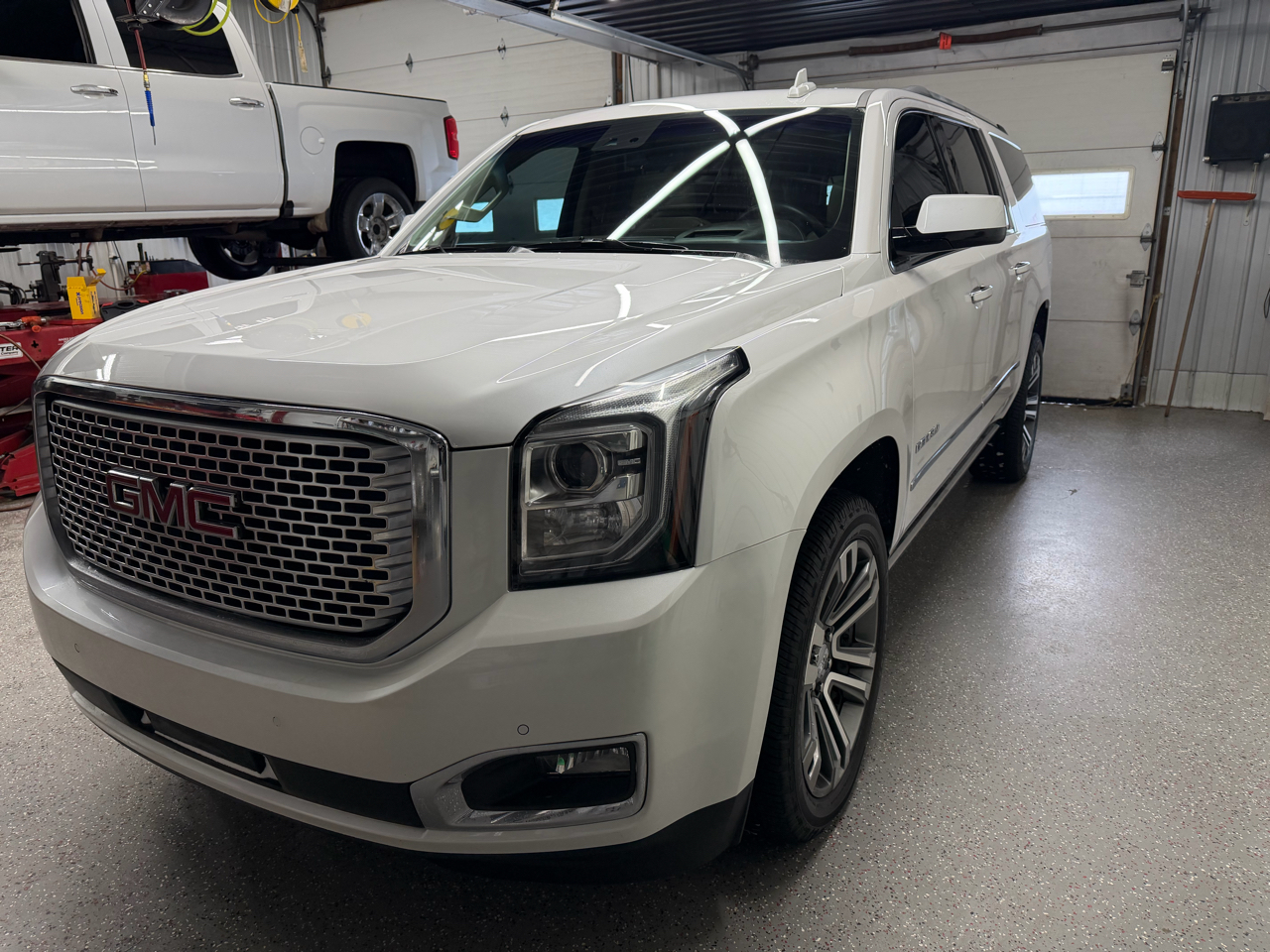 GMC Yukon XL Denali 4WD 2017