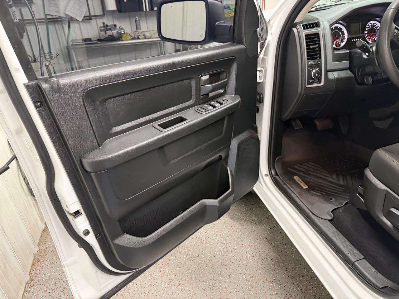 RAM 1500 Classic Express 4x4 Crew Cab 5'7" Box 2019