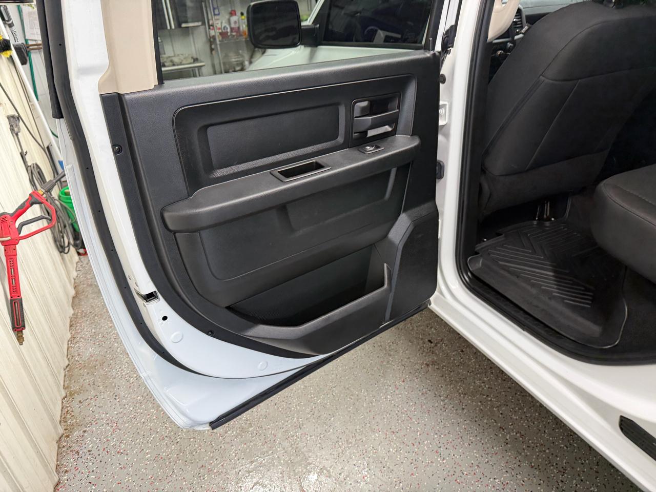 RAM 1500 Classic Express 4x4 Crew Cab 5'7" Box 2019