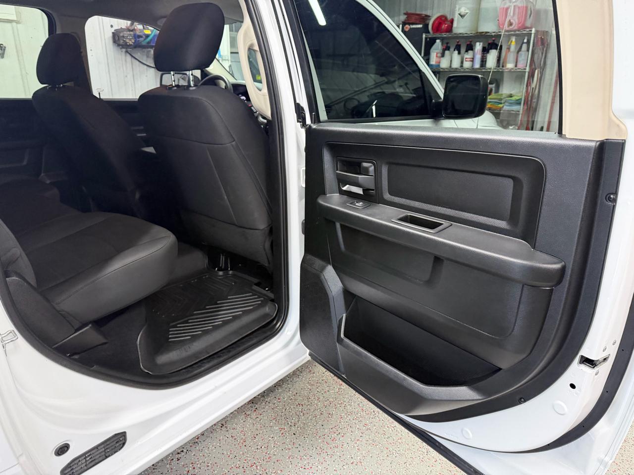 RAM 1500 Classic Express 4x4 Crew Cab 5'7" Box 2019