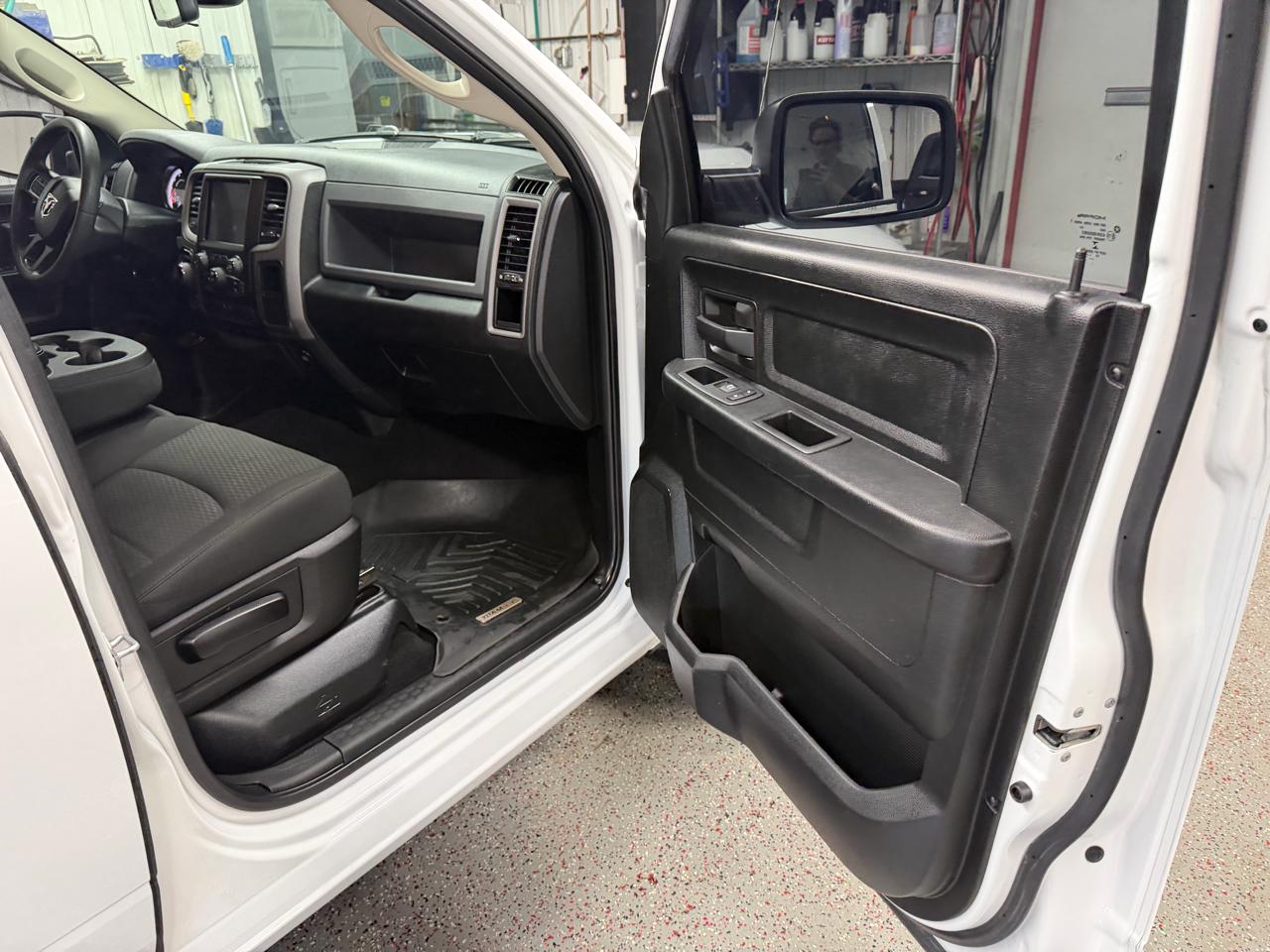 RAM 1500 Classic Express 4x4 Crew Cab 5'7" Box 2019