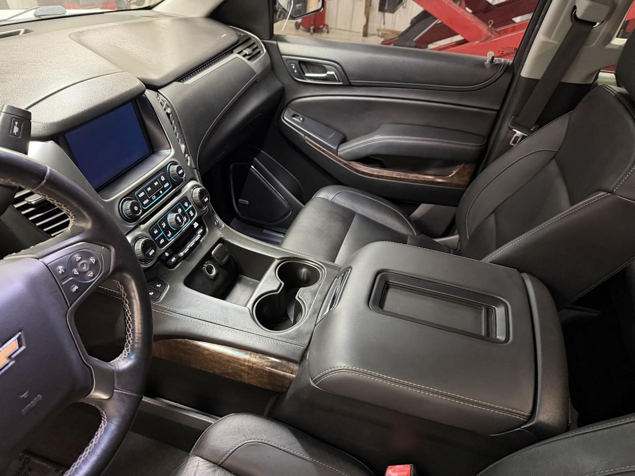 2019 Chevrolet Suburban LT - Photo 22
