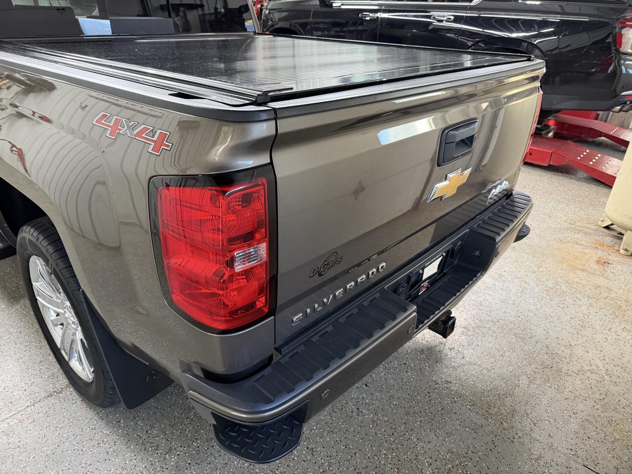 Chevrolet Silverado 1500 4WD Crew Cab 143.5" High Country 2015