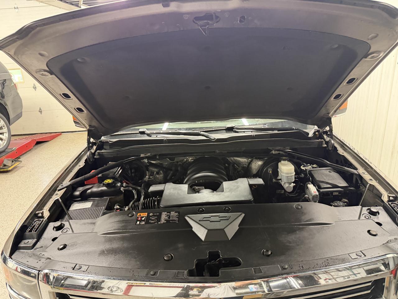 Chevrolet Silverado 1500 4WD Crew Cab 143.5" High Country 2015