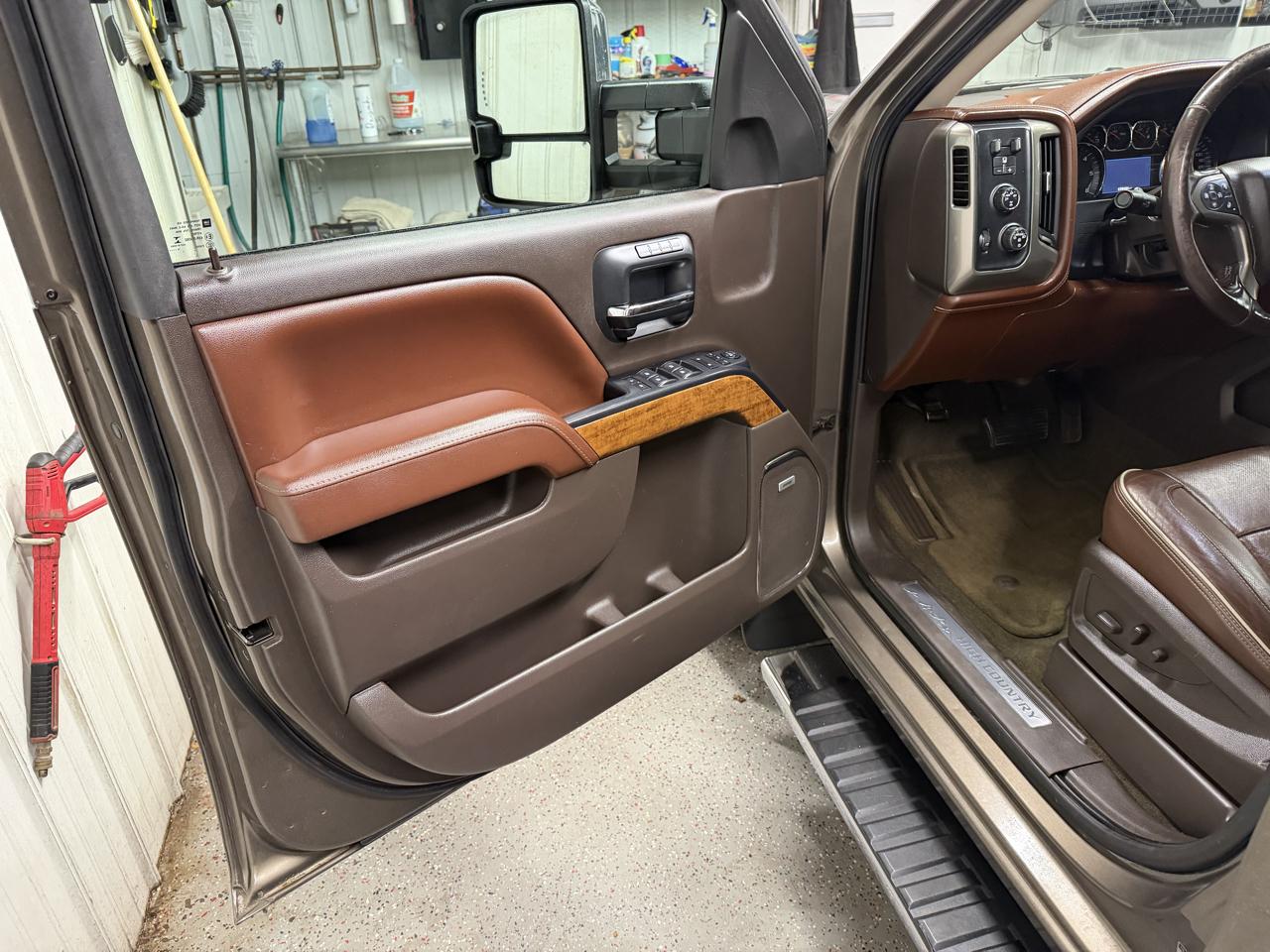 Chevrolet Silverado 1500 4WD Crew Cab 143.5" High Country 2015