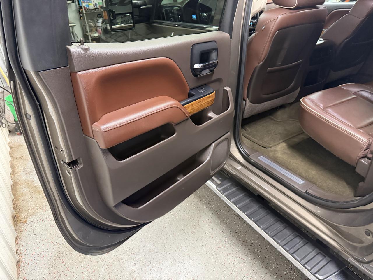Chevrolet Silverado 1500 4WD Crew Cab 143.5" High Country 2015