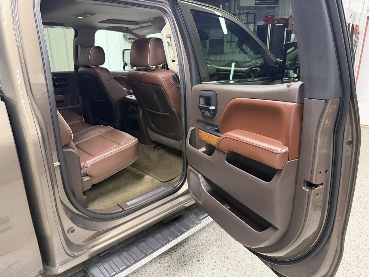 Chevrolet Silverado 1500 4WD Crew Cab 143.5" High Country 2015