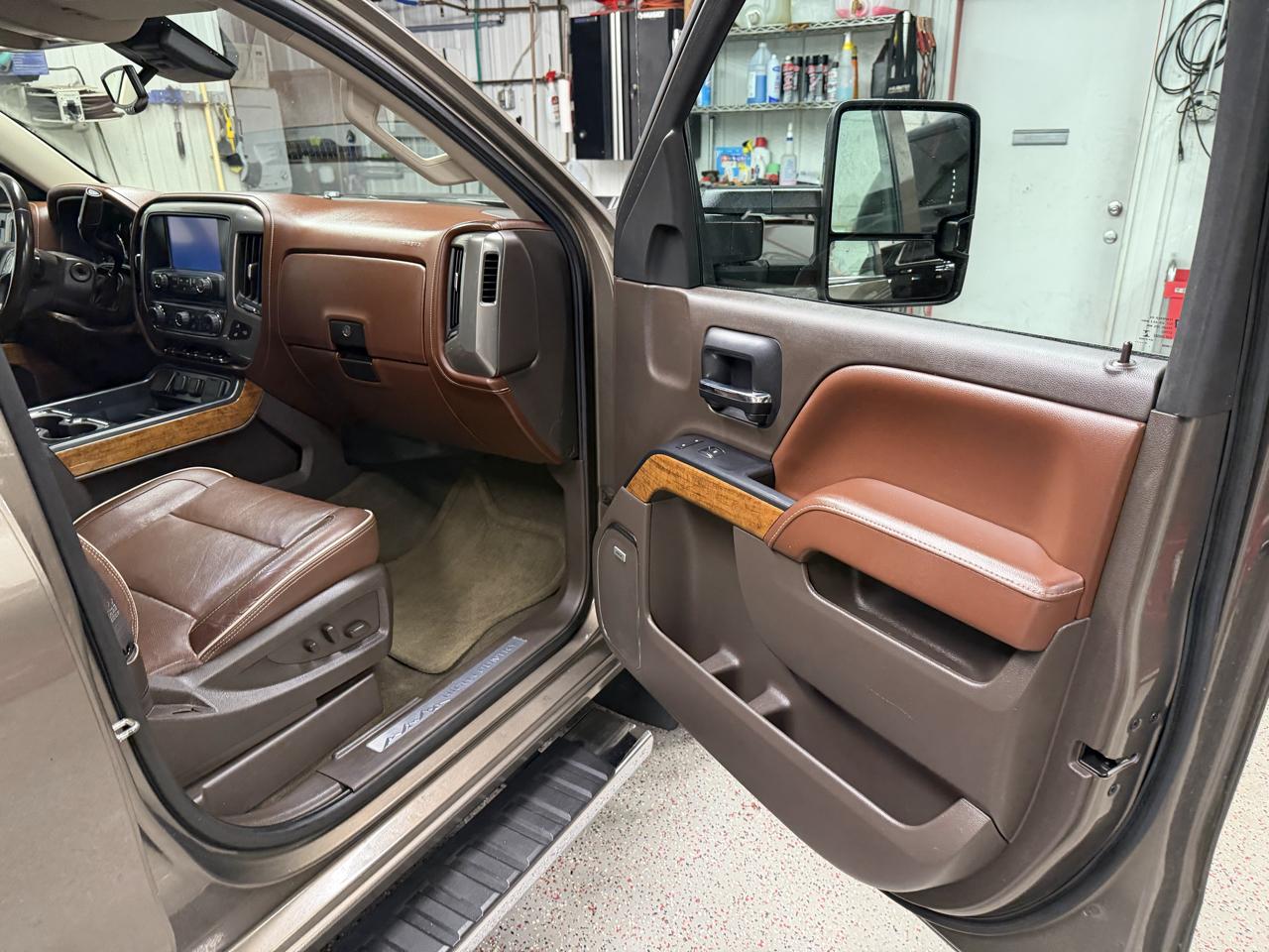 Chevrolet Silverado 1500 4WD Crew Cab 143.5" High Country 2015