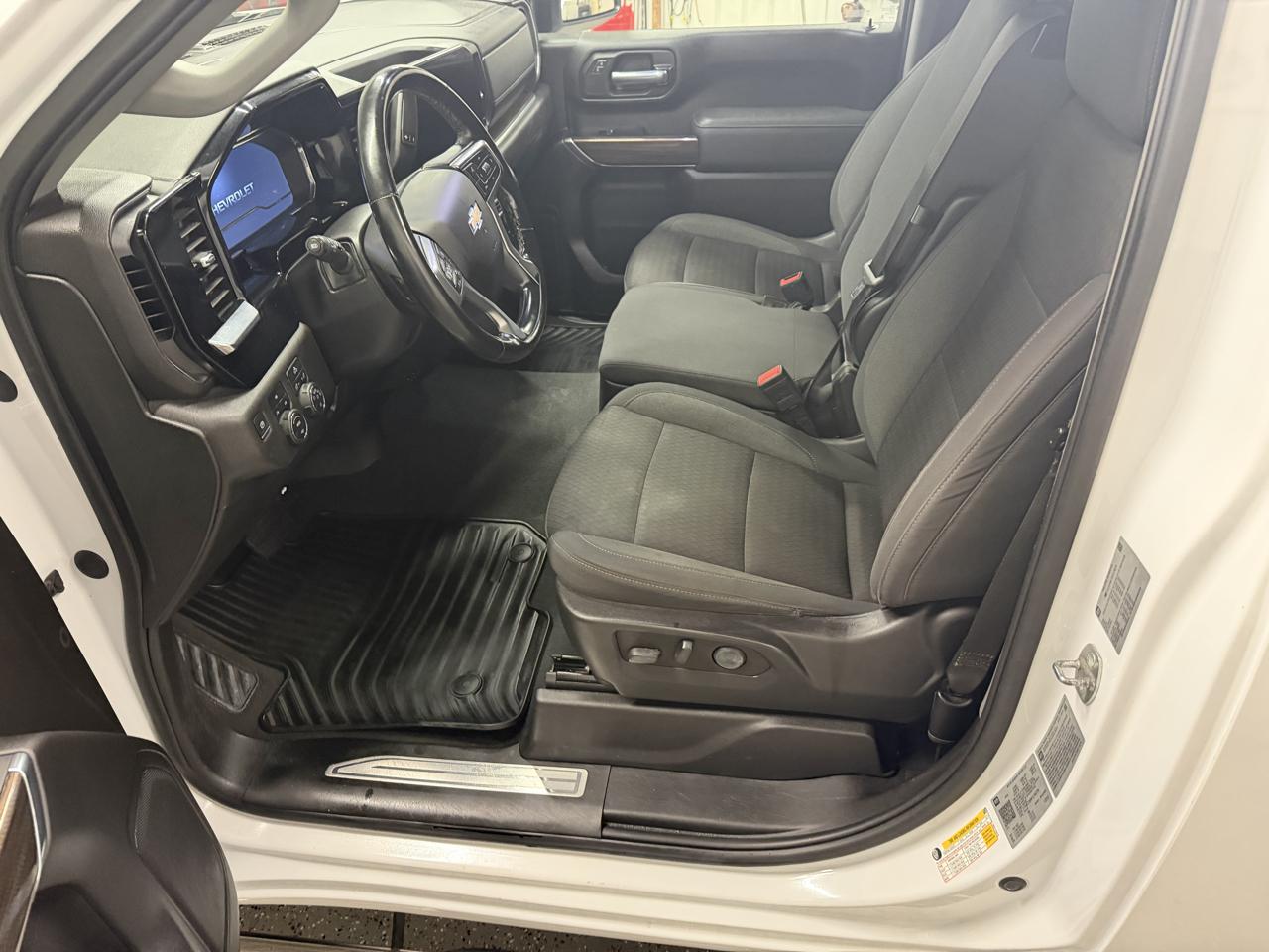 Chevrolet Silverado 2500HD 4WD Reg Cab 142" LT 2024