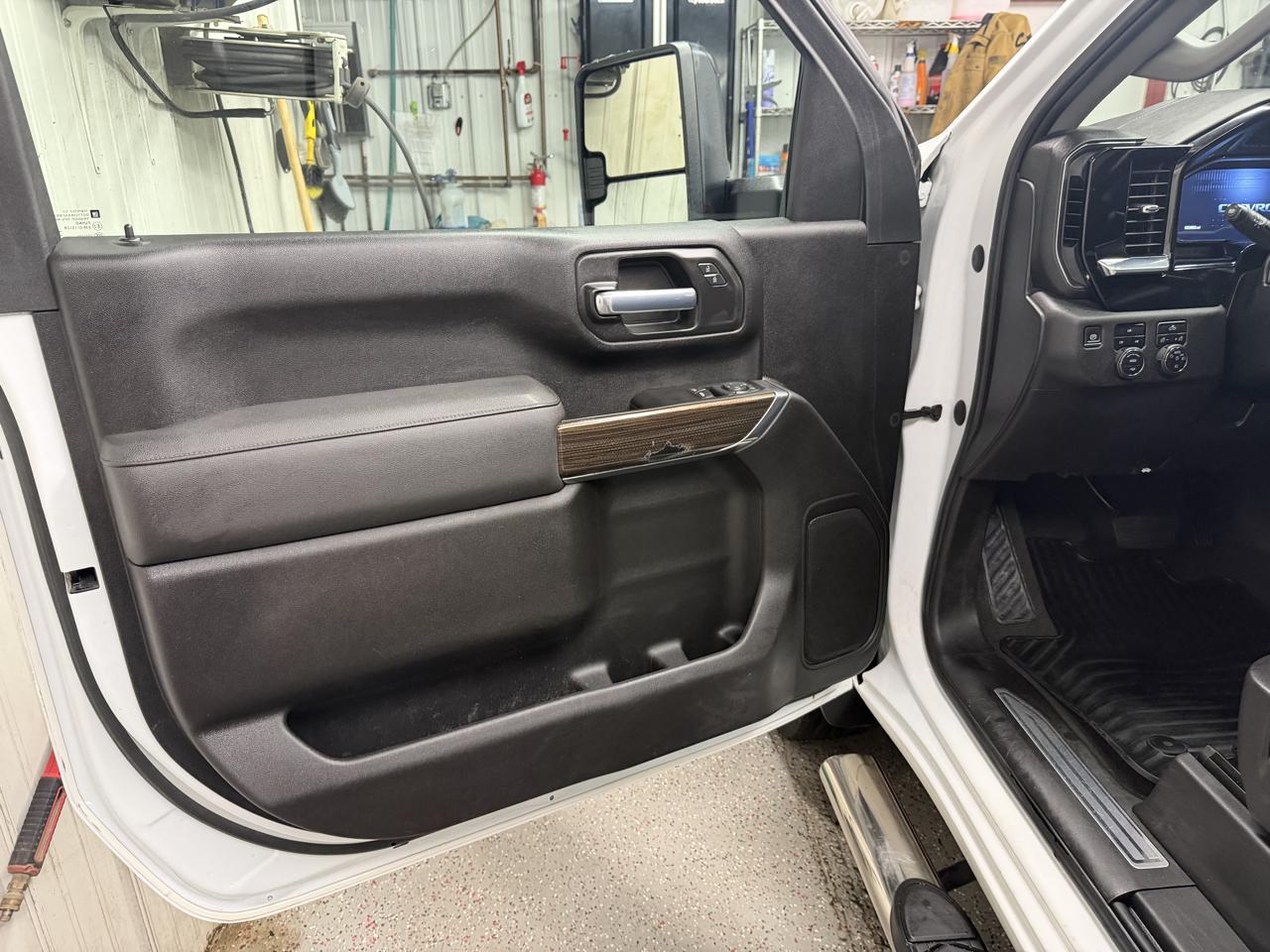 Chevrolet Silverado 2500HD 4WD Reg Cab 142" LT 2024