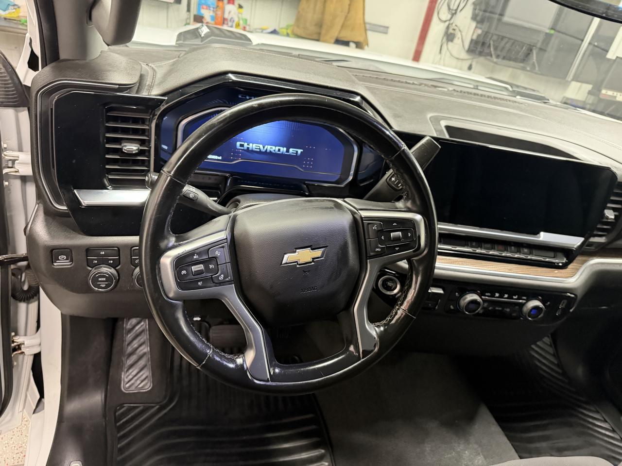Chevrolet Silverado 2500HD 4WD Reg Cab 142" LT 2024