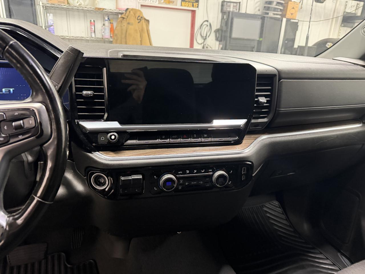Chevrolet Silverado 2500HD 4WD Reg Cab 142" LT 2024