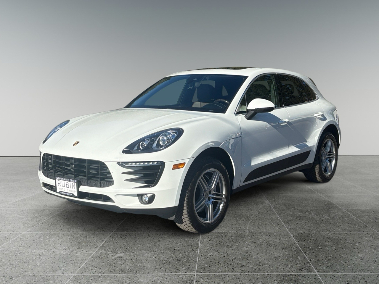 2015 Porsche Macan S photo 2