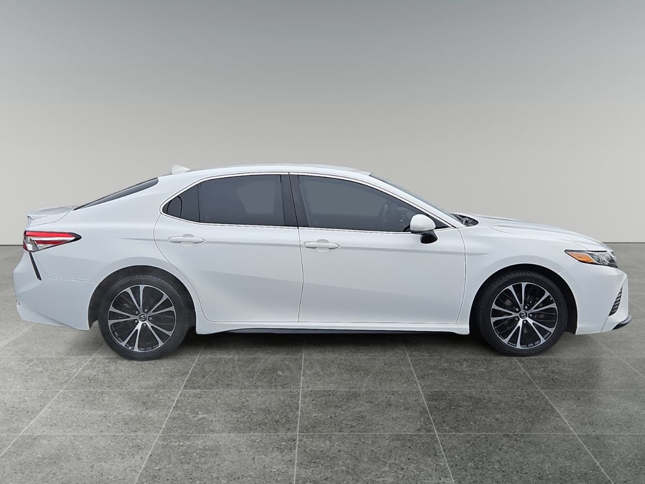 Toyota Camry SE 2020