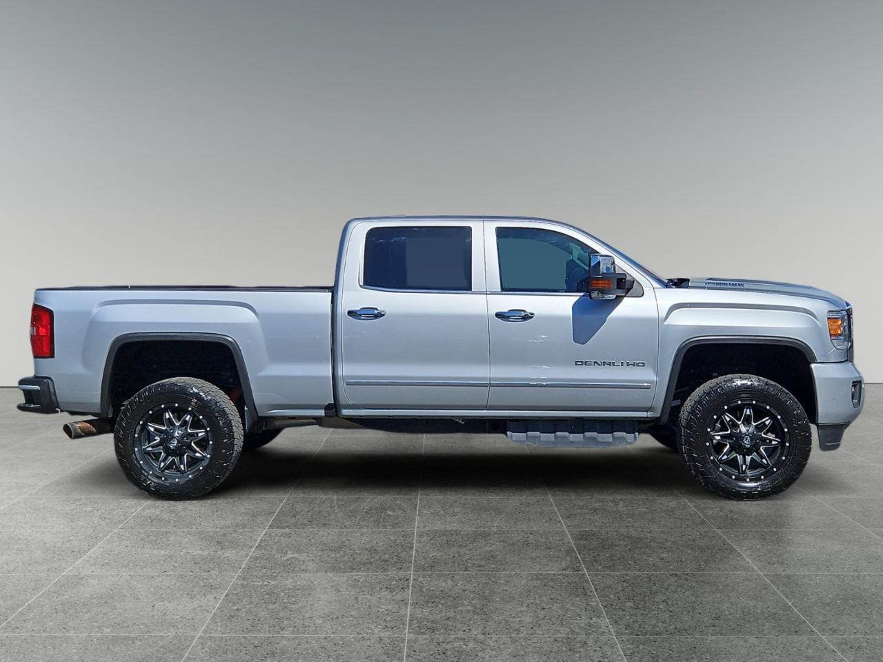 GMC Sierra 2500HD Denali Crew Cab 4WD 2018