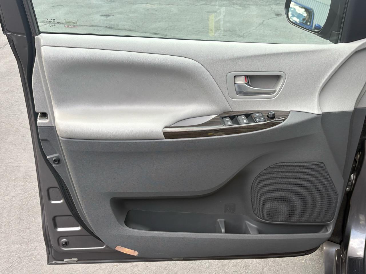 Toyota Sienna XLE FWD 8-Passenger V6 2015