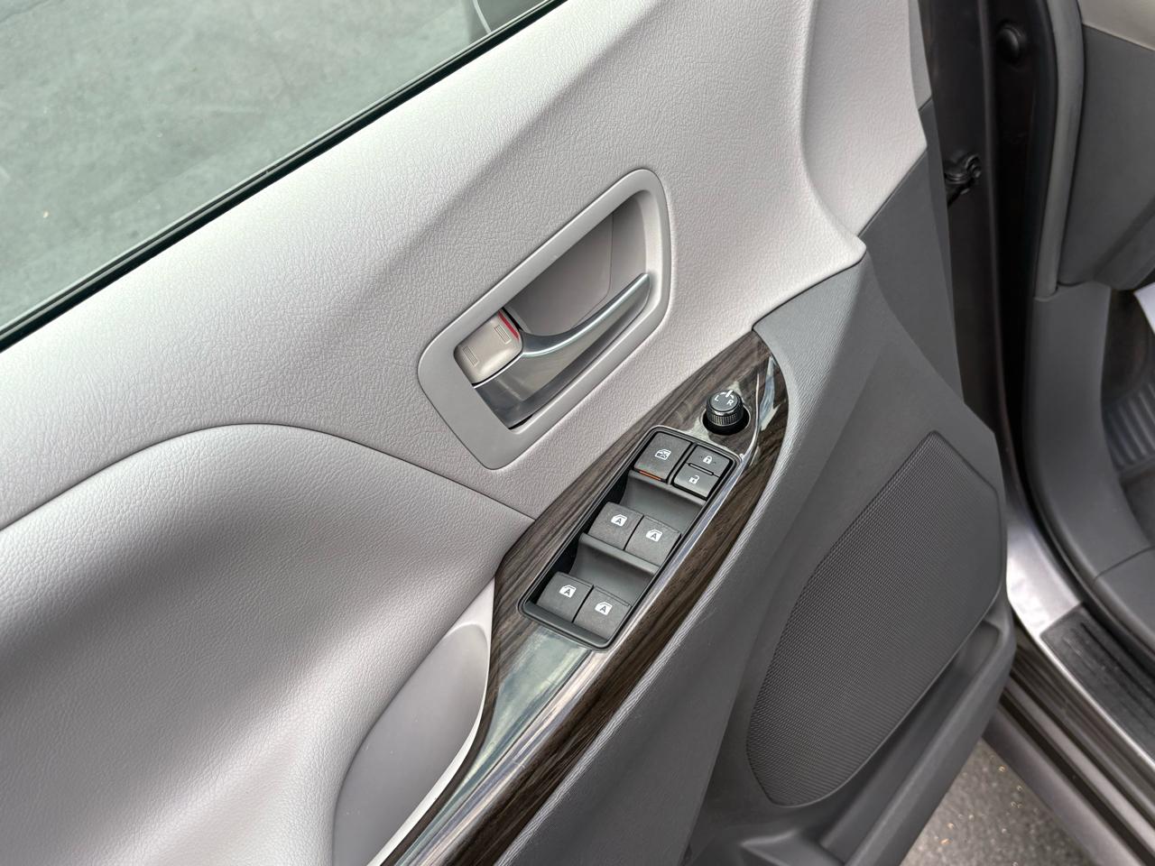 Toyota Sienna XLE FWD 8-Passenger V6 2015