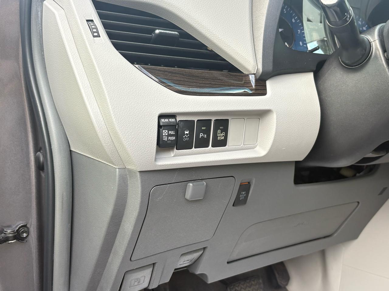Toyota Sienna XLE FWD 8-Passenger V6 2015