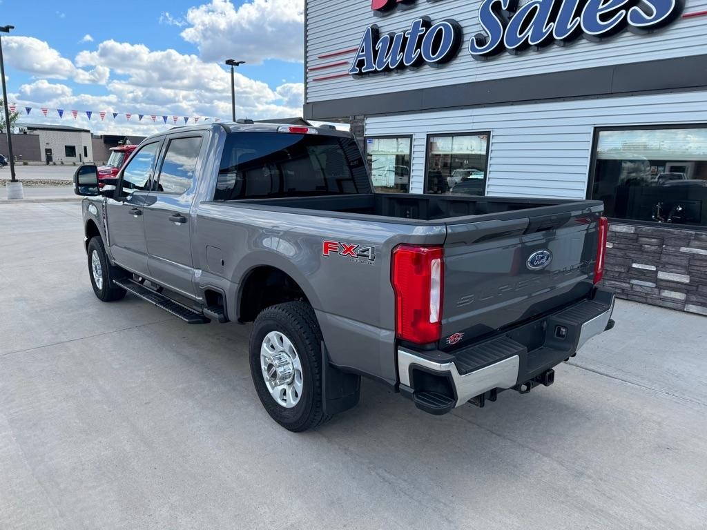 Ford F-250 SD XLT Crew Cab 4WD 2024