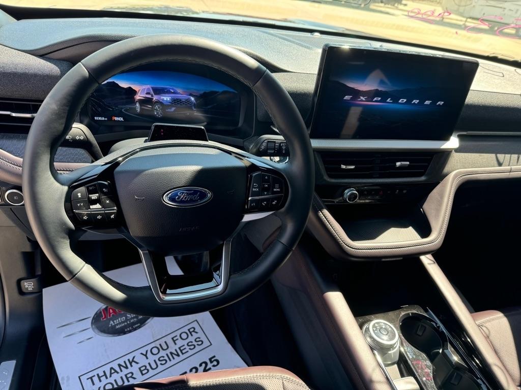 Ford Explorer photo 8