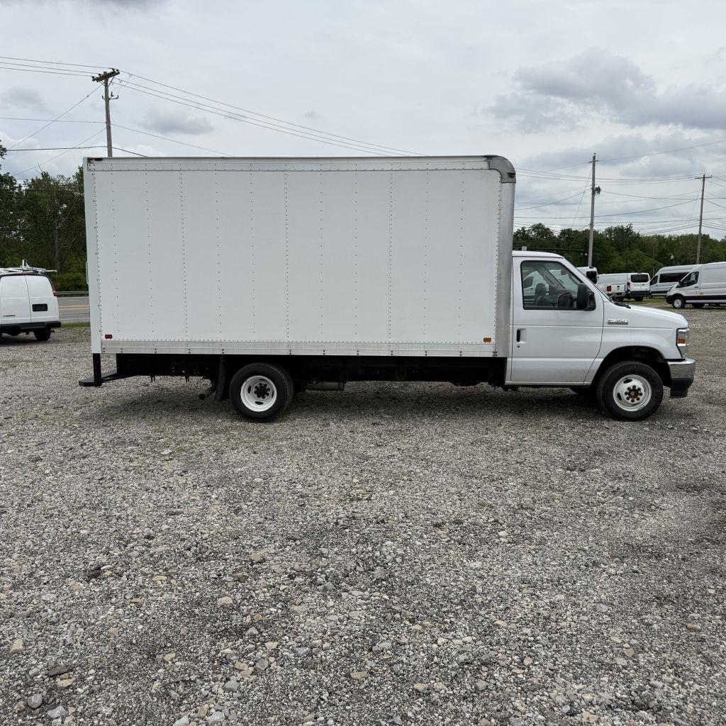 Ford Econoline E-350 Super Duty 2022