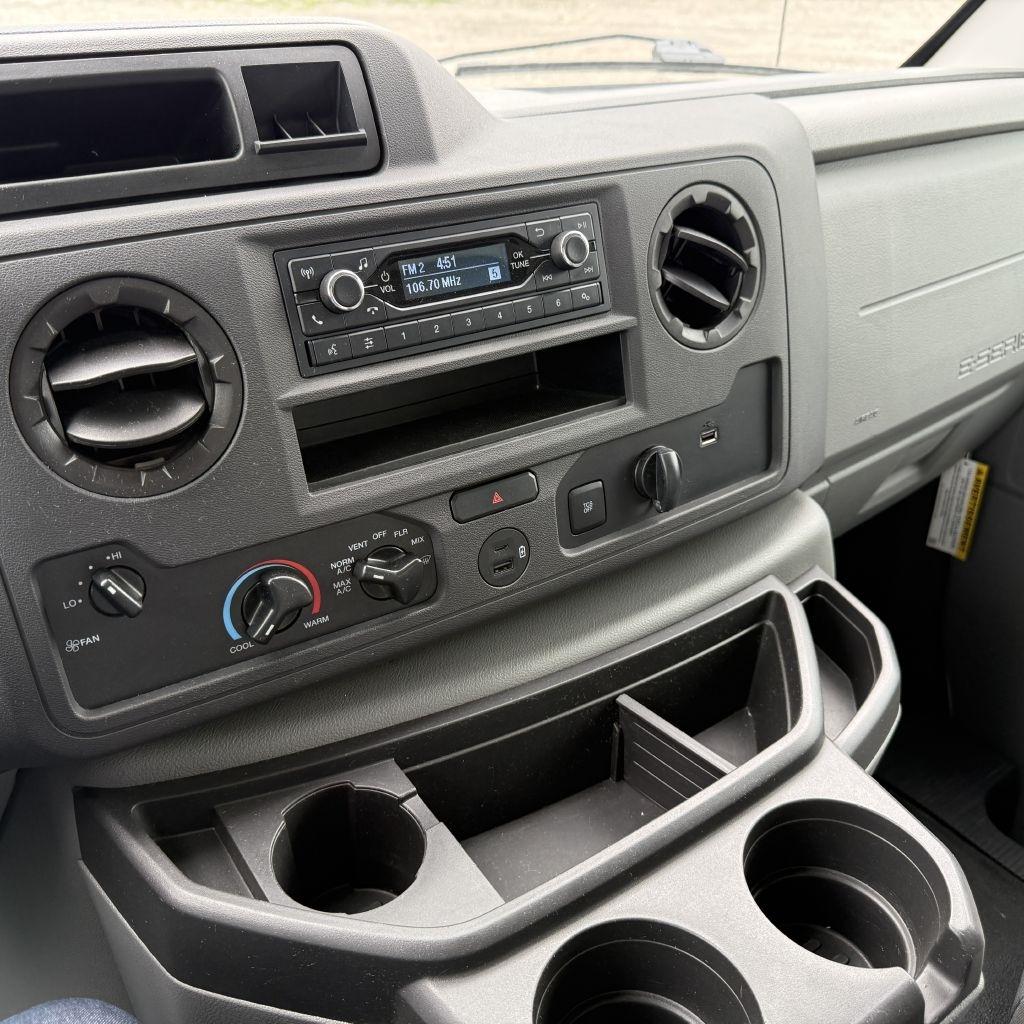 Ford Econoline E-350 Super Duty 2022
