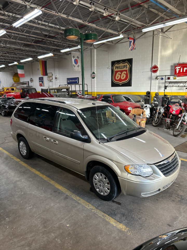 Chrysler Town & Country LX 2005