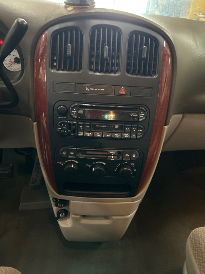 Chrysler Town & Country LX 2005