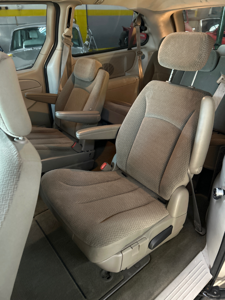 Chrysler Town & Country LX 2005