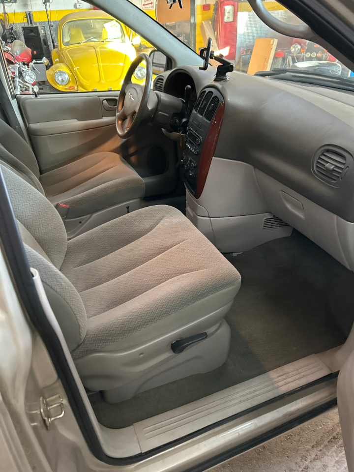 Chrysler Town & Country LX 2005