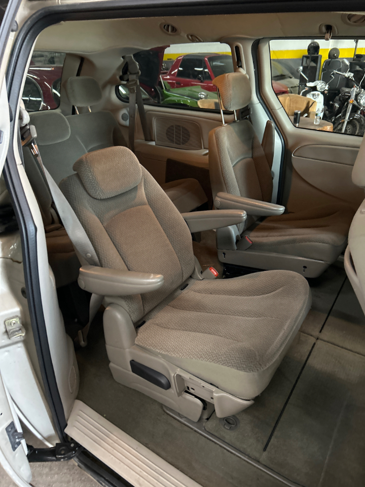 Chrysler Town & Country LX 2005